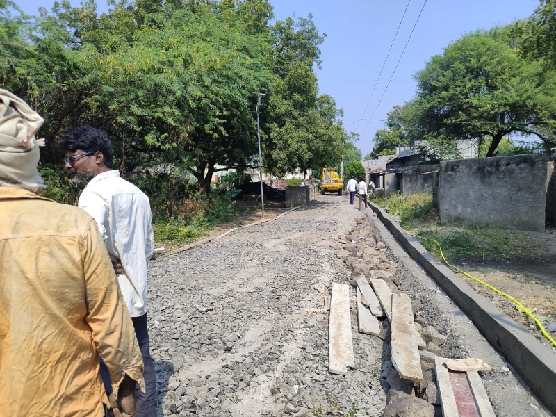 दलित वस्तीत नाली बांधकाम काम